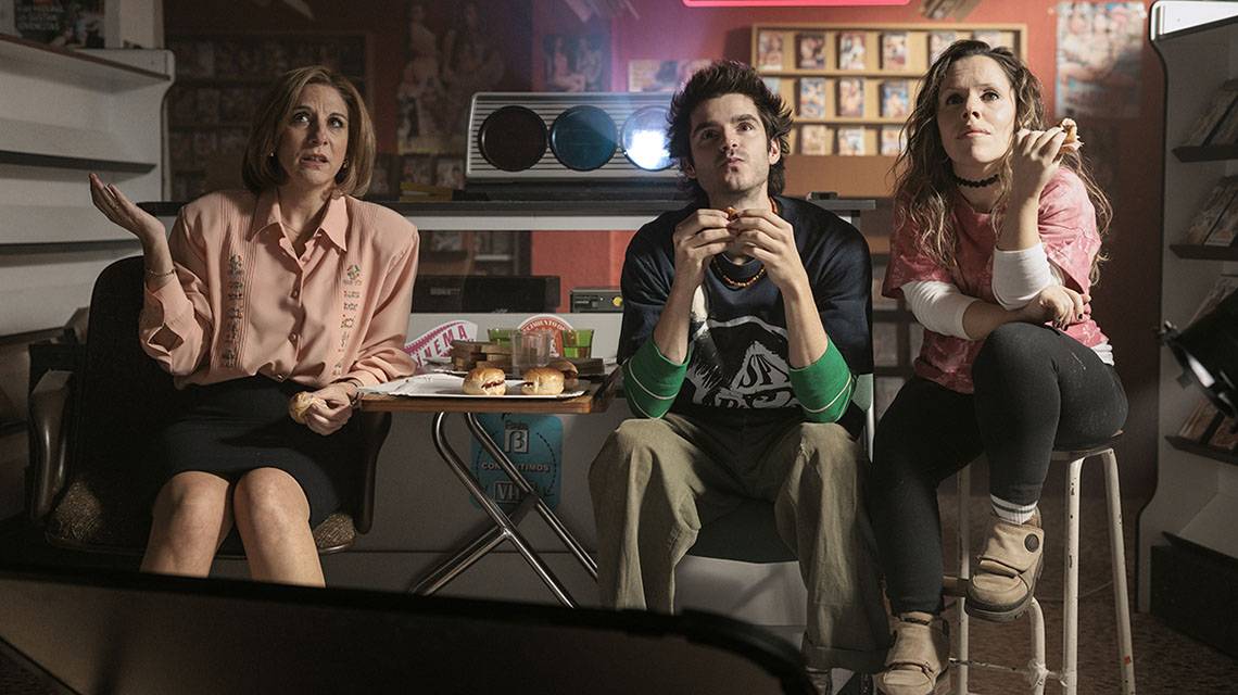 ‘Cochinas’, la decadencia de los videoclubes y el auge del cine porno